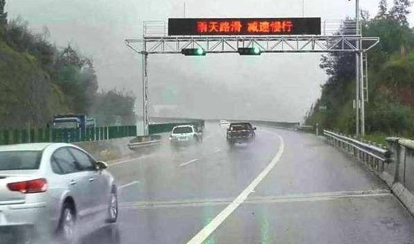 跑高速时，突然遇到大暴雨怎么办？老司机教你几招