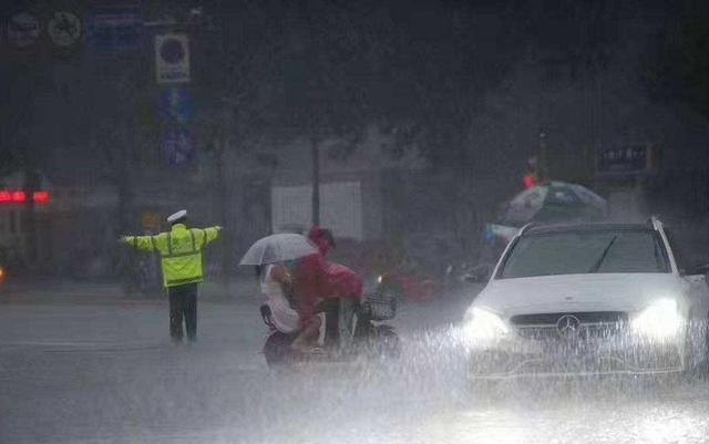 跑高速时，突然遇到大暴雨怎么办？老司机教你几招