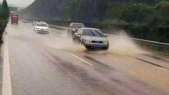 跑高速时，突然遇到大暴雨怎么办？老司机教你几招