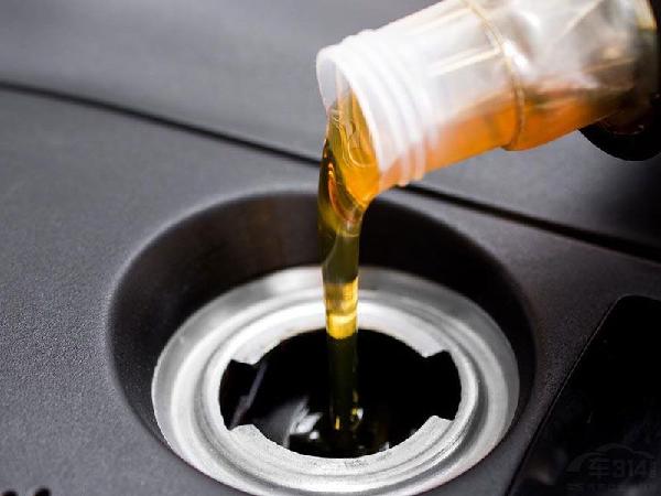 汽车机油有冬季和夏季区别吗？真的需要更换吗？发动机机油要怎么选？