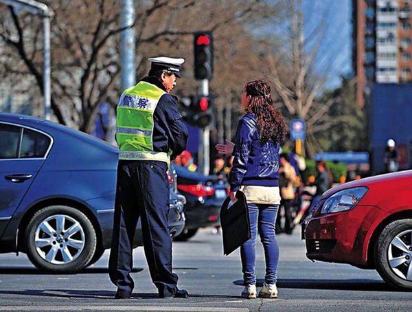 如果汽车撞了闯红灯的行人怎么办，交通事故责任如何划分？jiaotong
