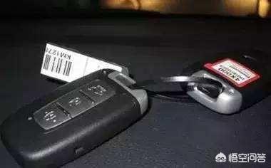 新车车钥匙贴着的标签纸有什么用？可以扔掉吗？车钥匙标签纸关键时刻有大用处！